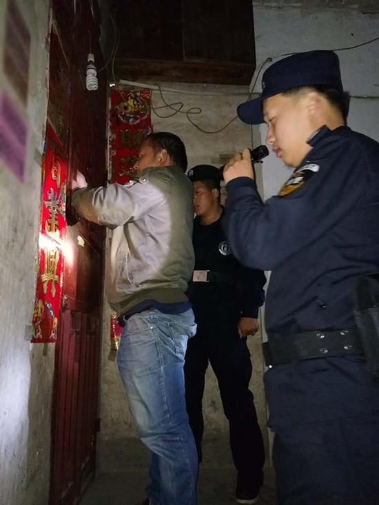 连环乡粗心妈妈误将幼女锁家中 民警全城寻开锁师傅开门