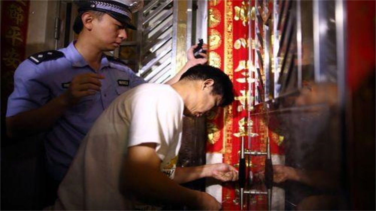 连环乡请开锁师傅开了锁后，师傅为什么一般都不进门，就算主人请也不进去？